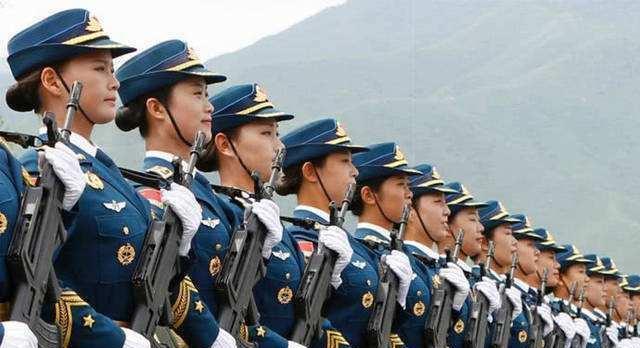 中国女兵与红色军装的荣耀,中国女兵的红色军装荣耀