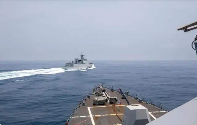 美舰穿航台湾海峡为什么不开火,美舰穿越台湾海峡背后的原因与军事考量