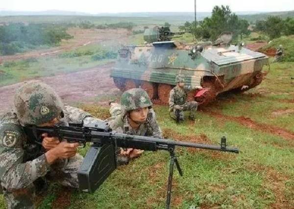 蛟龙突击队与先进武器，未来战争的无畏先锋，未来战争先锋，蛟龙突击队与尖端武器联手迎击挑战