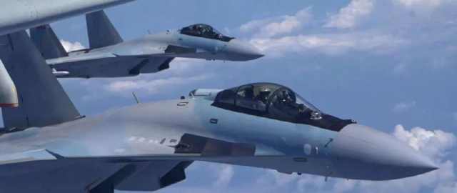 歼-10战斗机正式列装的辉煌时刻,歼-10战斗机正式列装的辉煌瞬间