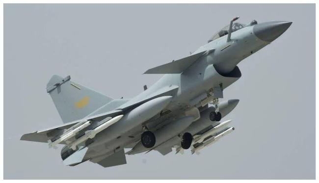 歼-10战斗机正式列装的辉煌时刻,歼-10战斗机正式列装的辉煌瞬间