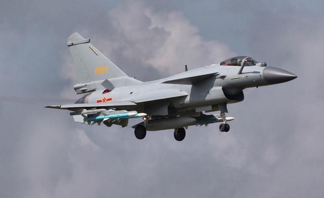 歼-10战斗机正式列装的辉煌时刻，歼-10战斗机正式列装的辉煌瞬间