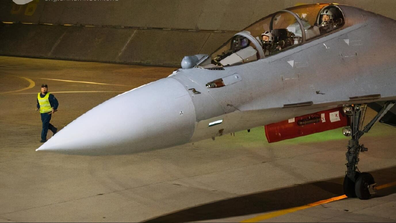 歼16战斗机重出江湖,新时代的空中霸主,歼16战斗机重归江湖,新时代的空中霸主风采展现