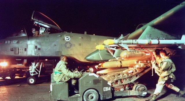 揭秘越南战争中A-10攻击机的实战视频,空中霸主的风采,越南战争中的空中霸主,A-10攻击机实战视频揭秘