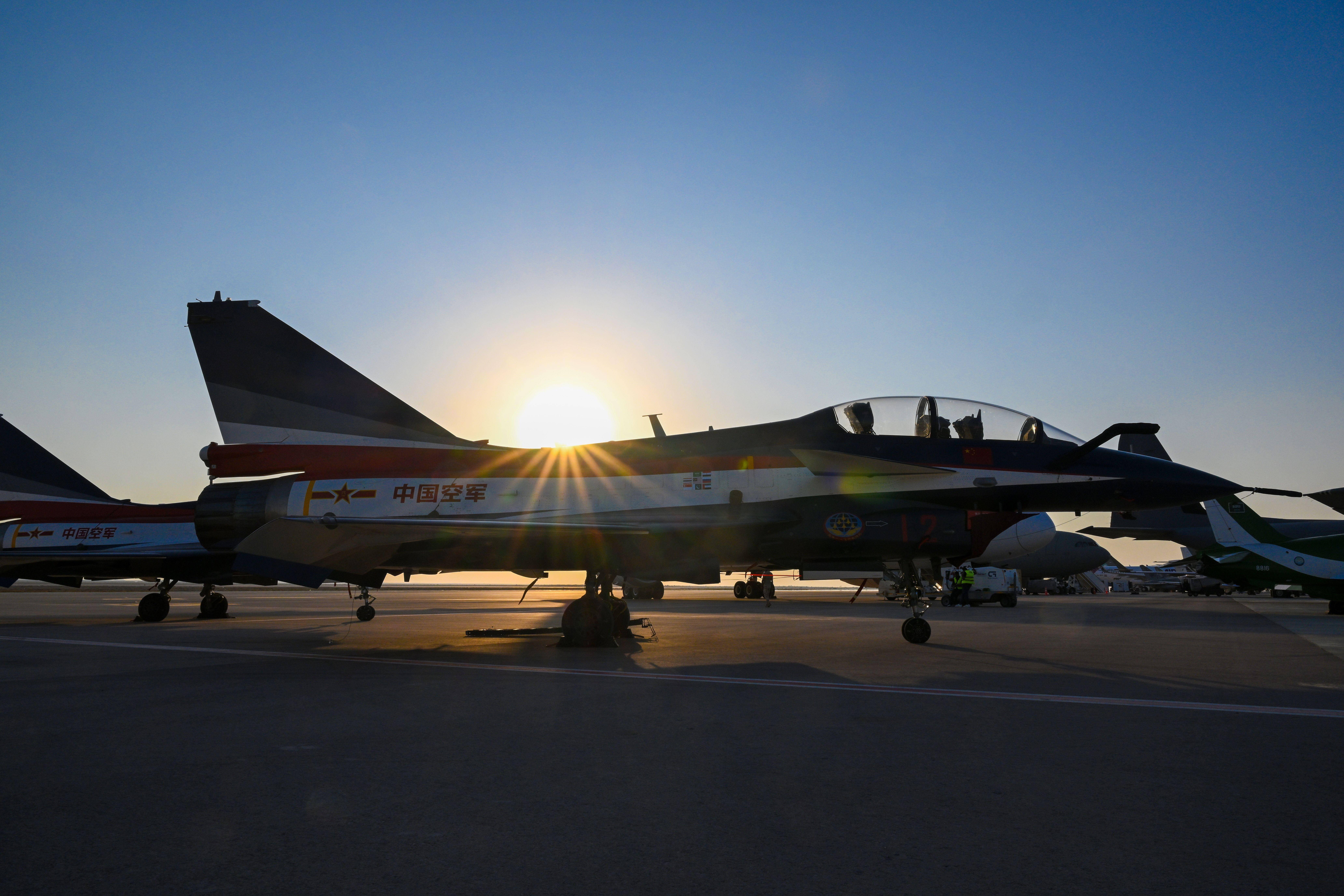 中国空军,一瞥之间,展翅翱翔的雄狮,中国空军,雄狮展翅,翱翔长空