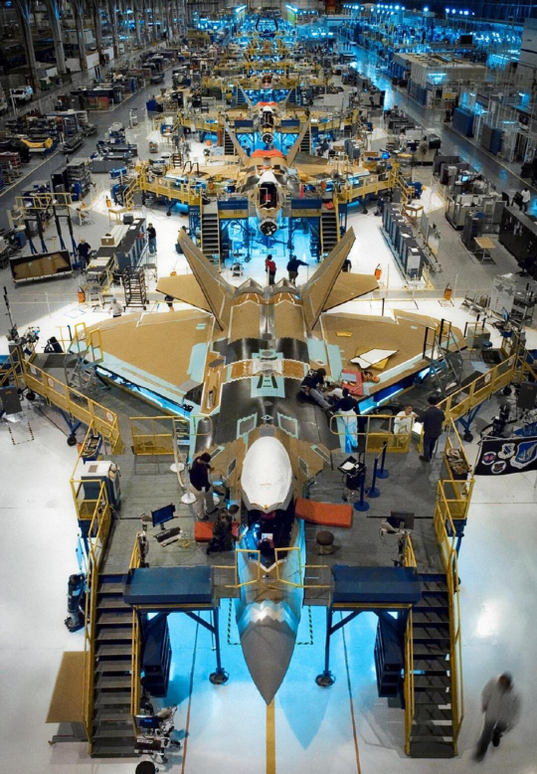 歼-20与F-22，究竟谁更厉害？，歼-20与F-22，谁更胜一筹？对比解析