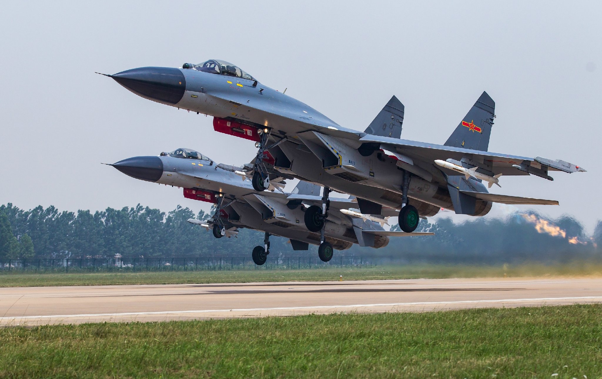 揭秘歼-11战斗机的正面风采,一张正面照片引发的深度探讨,歼-11战斗机正面风采揭秘,一张照片引领深度探讨