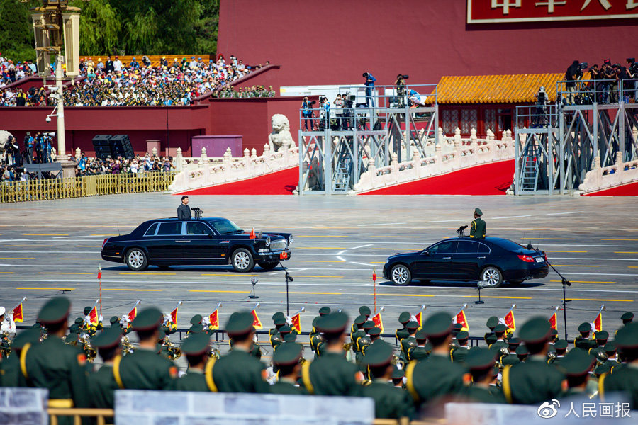仪仗队阅兵走过天安门广场,荣耀与力量的展现,天安门广场阅兵,荣耀与力量的展现