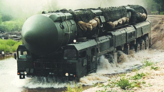 白杨M导弹发射车七轮,力量与技术的完美结合,白杨M导弹发射车,七轮之力与技术的巅峰结合