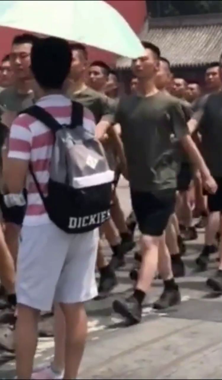 游客跟拍三军仪仗队，荣耀与责任的瞬间，游客跟拍三军仪仗队，荣耀与责任时刻的见证