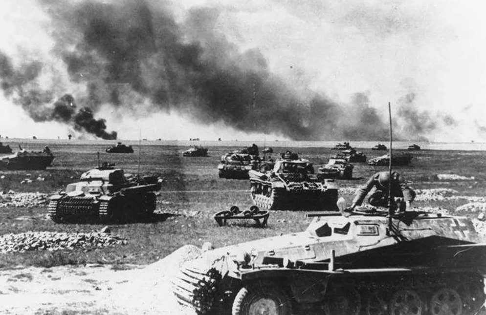 古斯塔夫巨炮大战天启怪物，后期动画的震撼呈现，古斯塔夫巨炮与天启怪物的震撼对决，后期动画精彩呈现