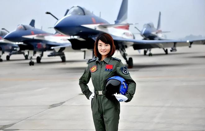 中国首批歼-10女飞行员墓前放模型——英勇无畏,永志不忘,中国首批歼-10女飞行员墓前致敬,英勇无畏,永志不忘