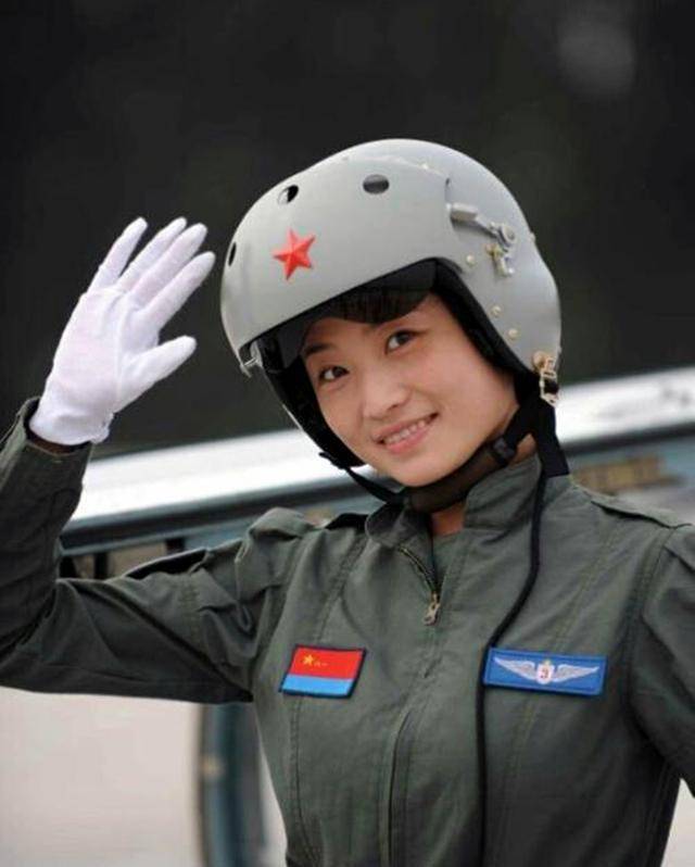 中国首批歼-10女飞行员墓前放模型——英勇无畏,永志不忘,中国首批歼-10女飞行员墓前致敬,英勇无畏,永志不忘