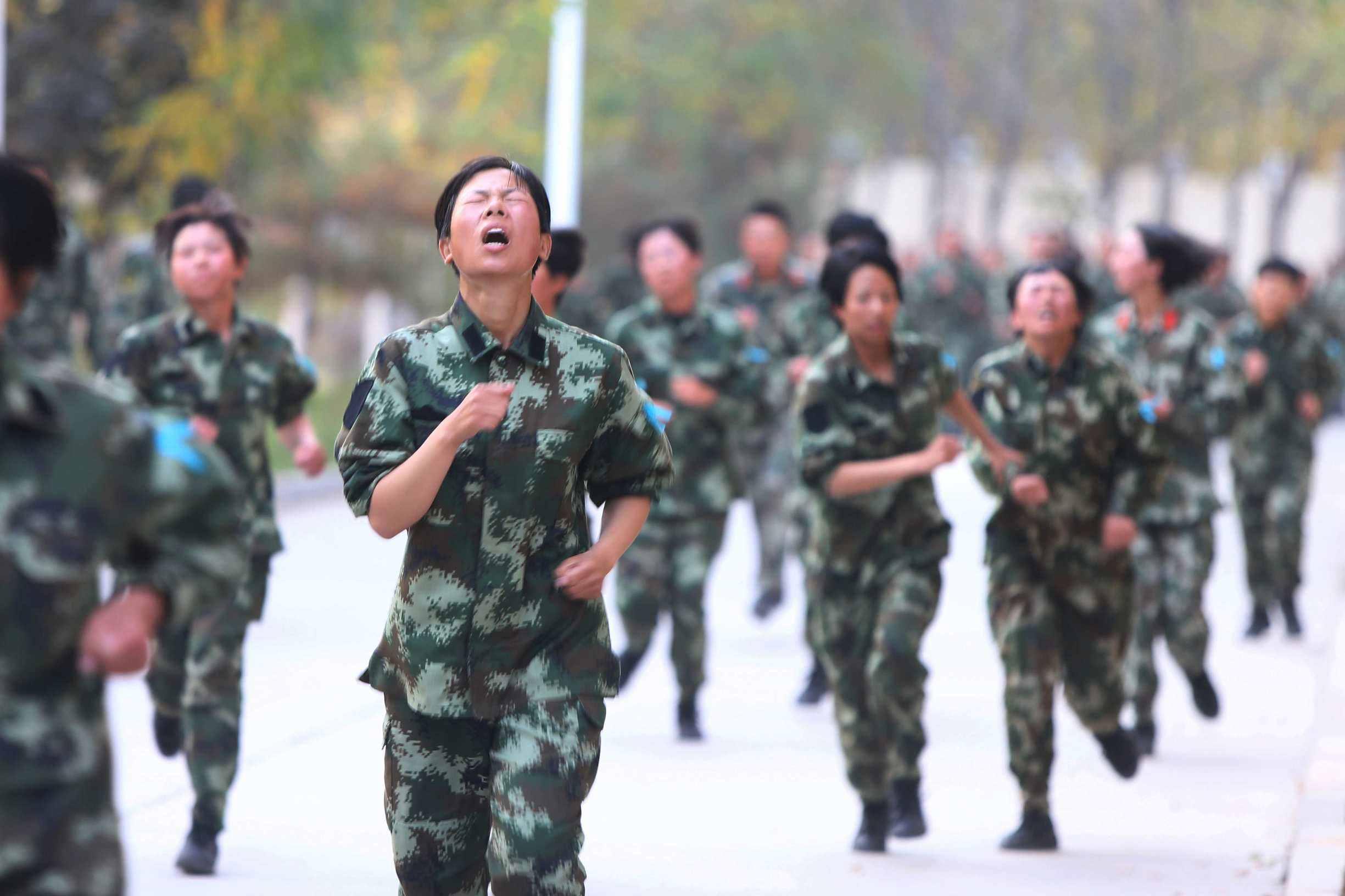 中国女兵训练