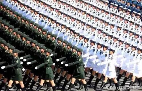 中国女兵训练汗流浃背的图片,展现坚韧与力量,中国女兵训练瞬间,汗水铸就坚韧与力量