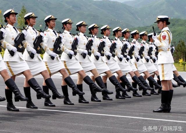 中国女兵训练汗流浃背的图片,展现坚韧与力量,中国女兵训练瞬间,汗水铸就坚韧与力量