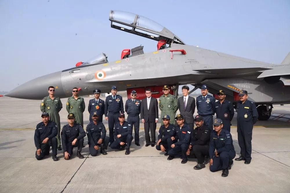 歼-16 驾驶舱，探索现代化战斗机的智慧心脏，现代化战斗机智慧心脏揭秘，歼-16驾驶舱探索