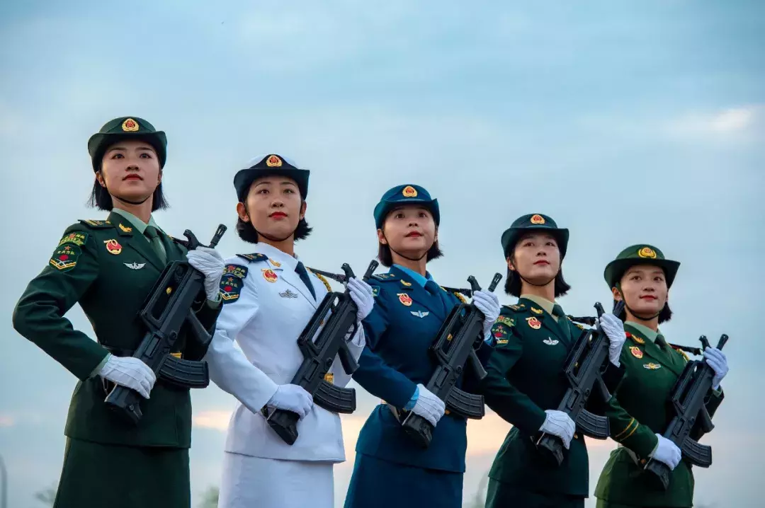 女兵精神,坚韧、勇敢与荣耀的赞歌,女兵精神,坚韧、勇敢与荣耀的颂歌