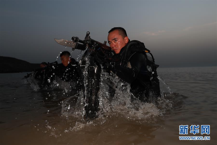 揭秘蛟龙突击队核心成员何龙的神秘身高,揭秘蛟龙突击队核心成员何龙的身高之谜