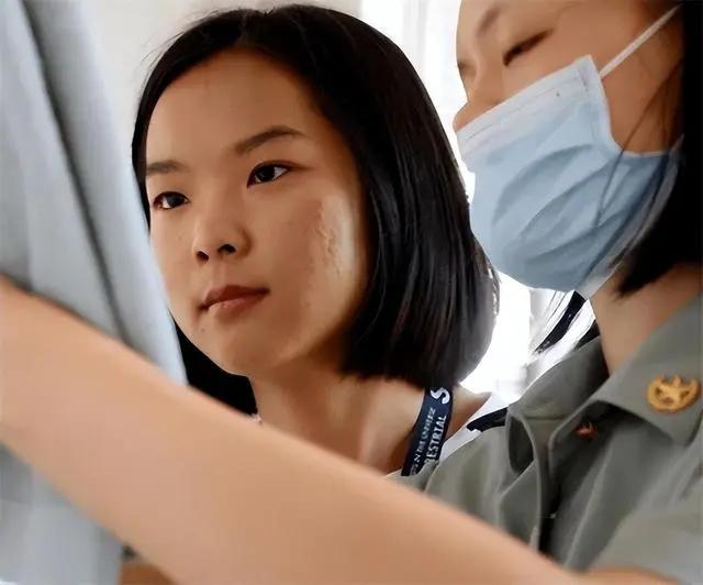 中国女兵,帅气背影的图片与故事,中国女兵的帅气背影与故事风采展示