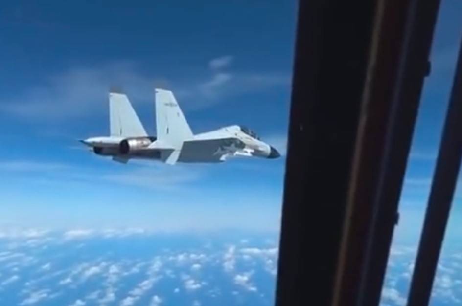 歼-16战机显威,我国空军成功拦截外军飞机,歼-16战机显威,我国空军成功拦截外军入侵飞机