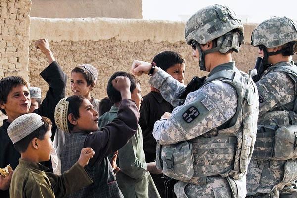 美B-52轰炸机被击落的震撼事件,国际安全局势的反思与启示,美B-52轰炸机被击落事件,国际安全局势的警示与启示