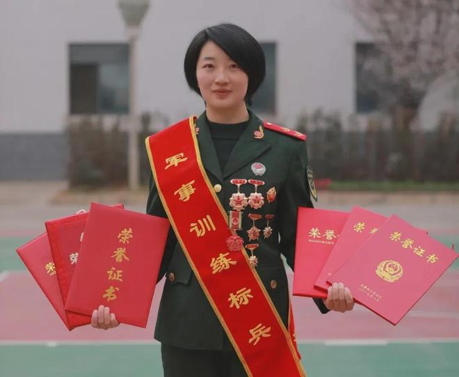 中国女兵的荣誉与梦想,坚韧、勇敢与无限可能,中国女兵的荣耀与梦想,坚韧、勇敢,无限可能之路