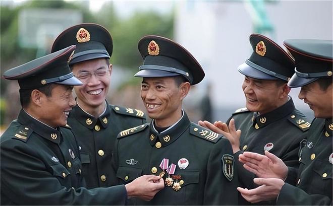 士官长与军士长,军事体系中的两大关键角色及其职责等级对比,士官长与军士长,军事体系角色与职责等级深度对比