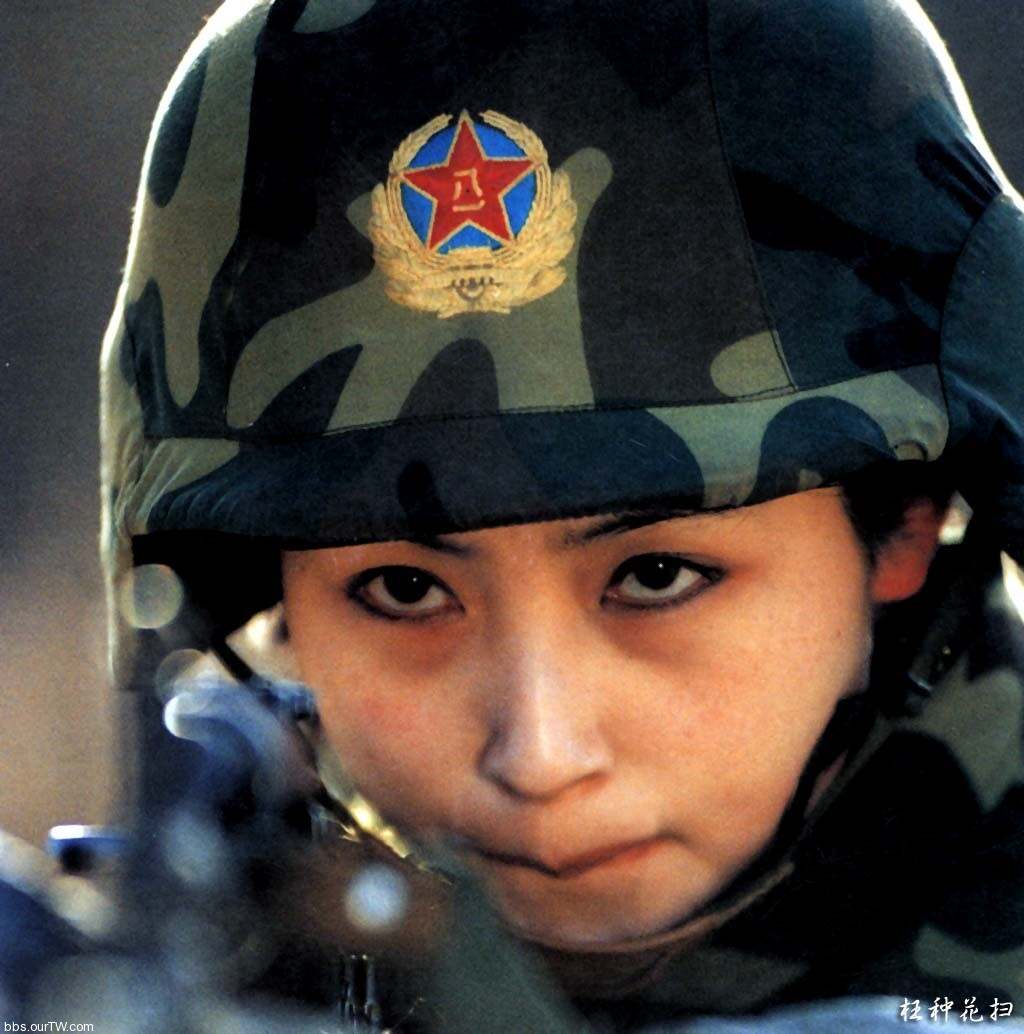 展现中国女兵的风采,照片中的坚定与荣耀,中国女兵风采,坚定与荣耀的荣耀瞬间