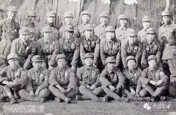 中国女兵的军旅精神,坚韧、勇敢与荣耀的象征,中国女兵的坚韧、勇敢与荣耀,军旅精神的象征