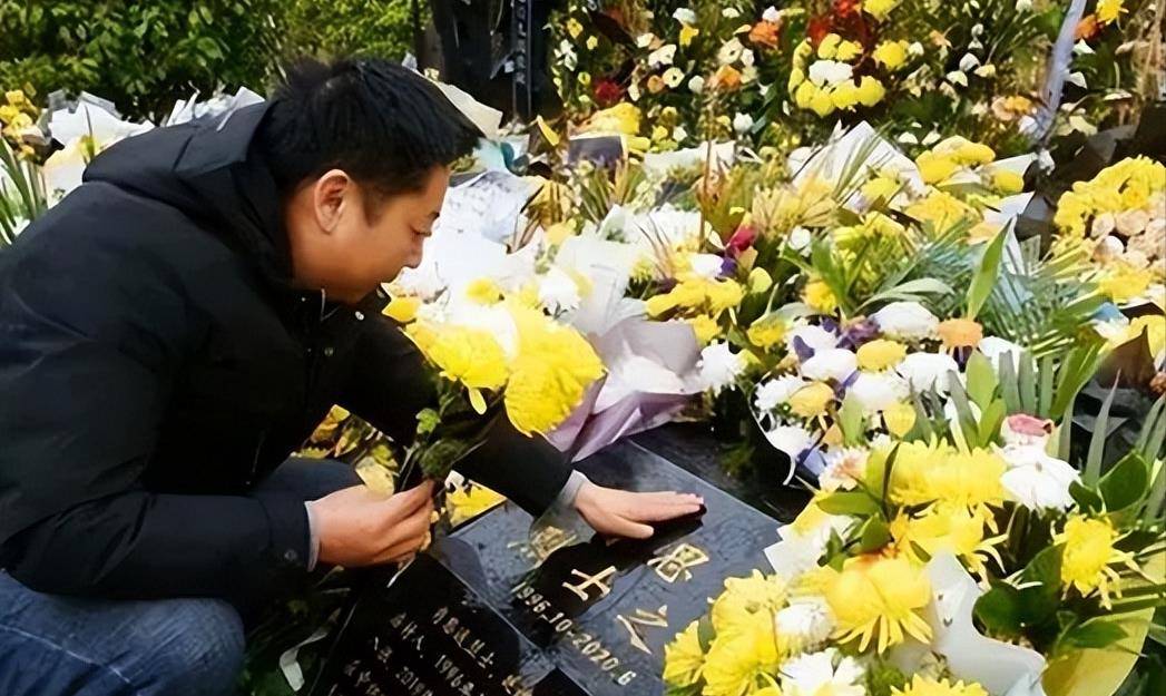 肖思远的妈妈,拒绝在儿子棺木中放置女友合照的背后故事,肖思远母亲拒绝在儿子棺木中放置女友合照背后的感人故事