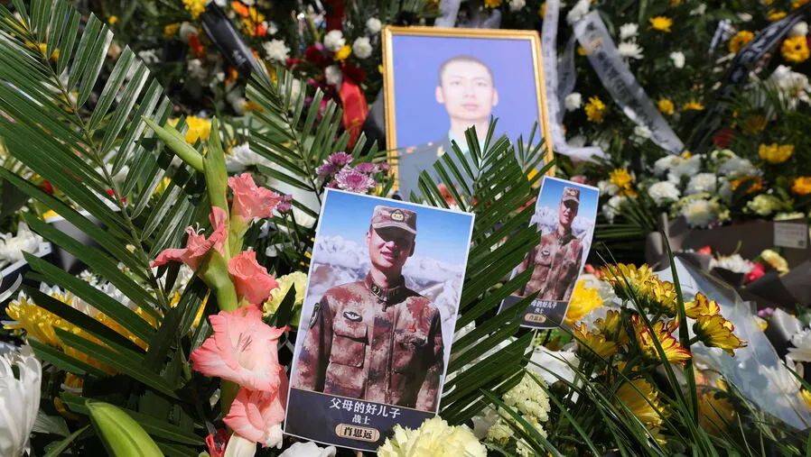 肖思远的妈妈,拒绝在儿子棺木中放置女友合照的背后故事,肖思远母亲拒绝在儿子棺木中放置女友合照背后的感人故事