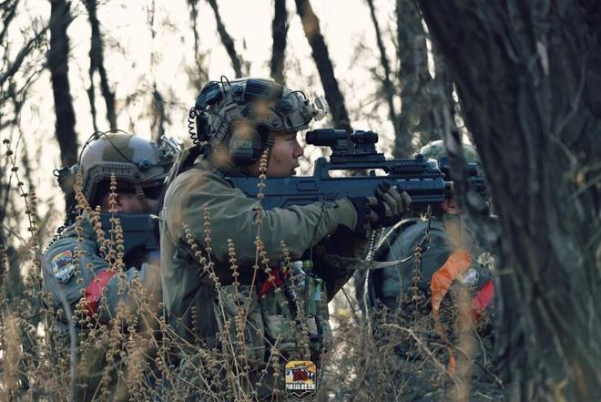 全天候军迷的自我挑战，24小时军迷训练，全天候军迷的自我挑战，24小时极限训练之旅