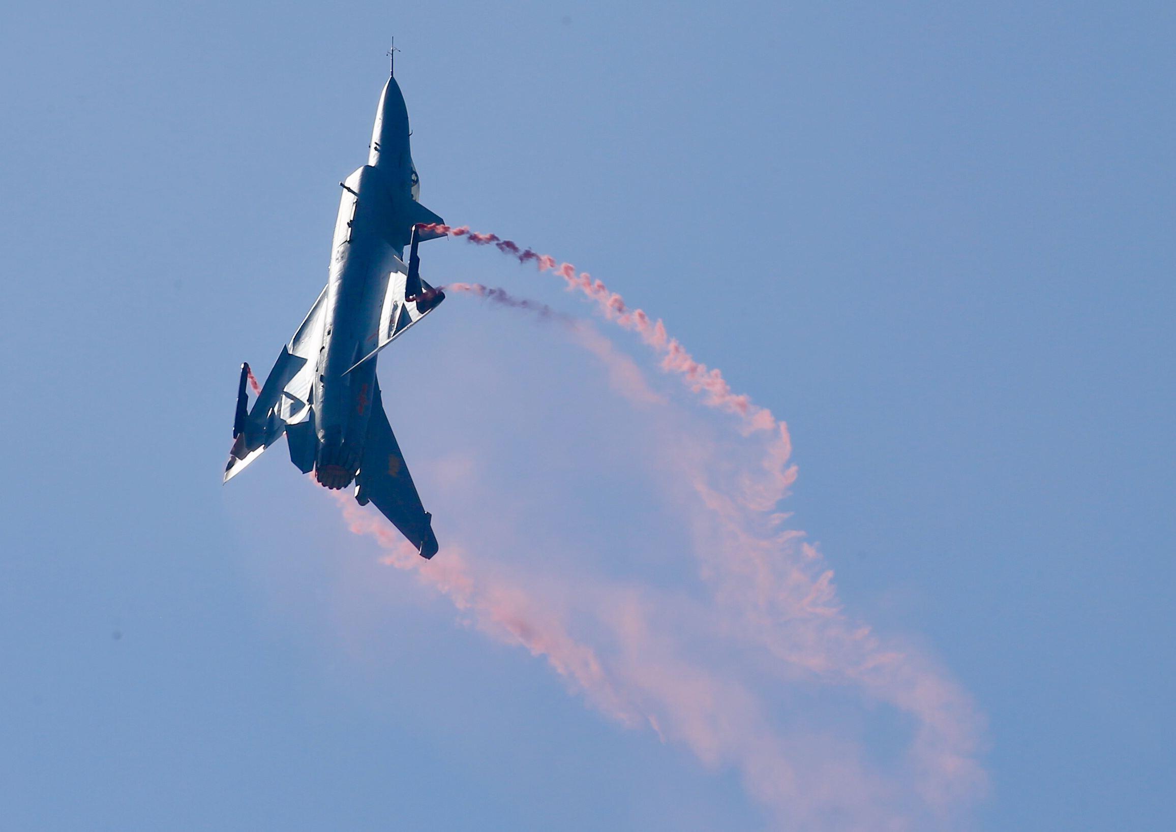 歼-10战斗机表演,空中之舞,震撼人心,歼-10战斗机空中表演,震撼人心的空中之舞