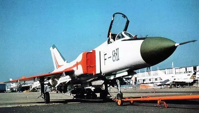 歼8战斗机起落架的创新设计,直接装在机身上,歼8战斗机创新起落架设计,机身直接安装,提升性能新篇章