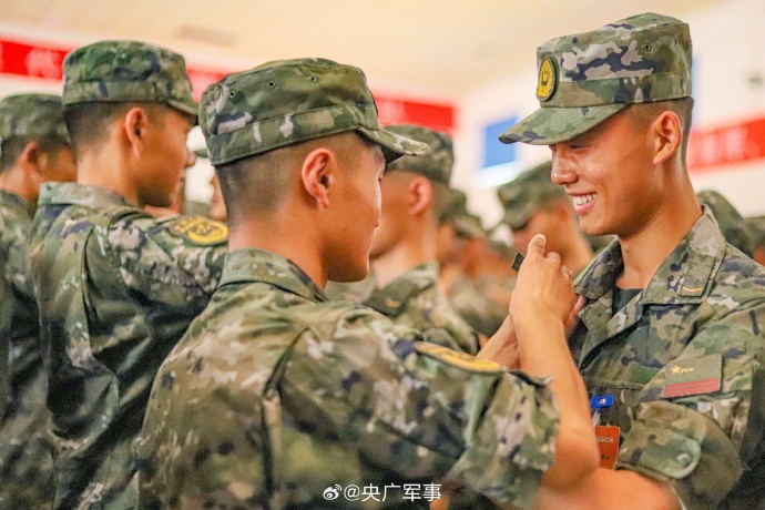 揭秘2024年武警新式礼服,荣耀与使命的象征,揭秘,武警新式礼服——荣耀与使命的象征(2024版)