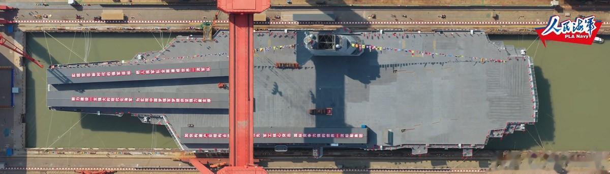 中国海军新里程碑，中国第三艘航母下水直播纪实，中国海军新里程碑，第三艘航母下水直播见证时代辉煌