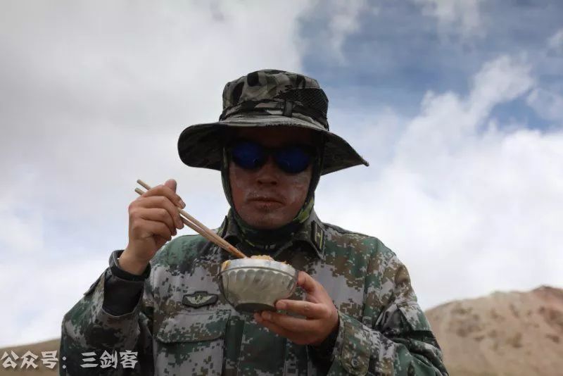 中国军人照片大全图片,英勇无畏,忠诚担当的象征,中国军人照片集锦,英勇无畏,忠诚担当的象征展