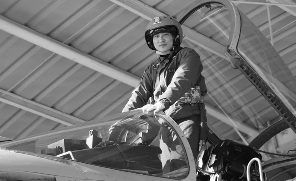 飞行员余海龙的代表作品，探索天际的诗意与勇气，飞行员余海龙的天空诗篇，探索天际的诗意与勇气