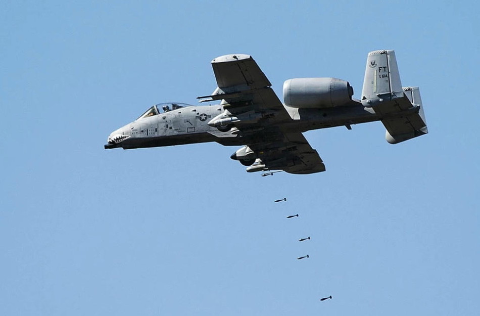 A10攻击机打暴君，空中力量的英勇对决，A10攻击机VS暴君，空中力量的英勇对决