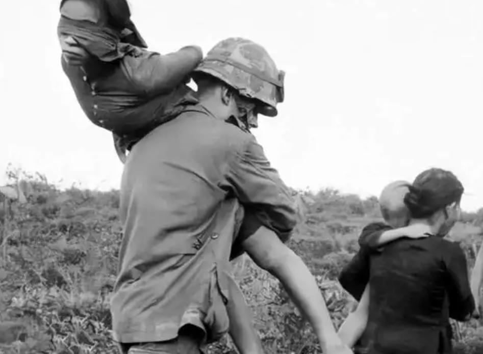 我国士兵被越南女兵俘虏,历史与现实的交织,历史与现实交织,我国士兵曾被越南女兵俘虏经历揭秘