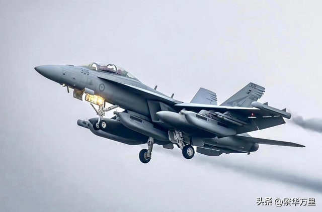 歼-15T与超级大黄蜂，两大空中巨擘的优劣对比，歼-15T与超级大黄蜂，空中巨擘优劣对比分析