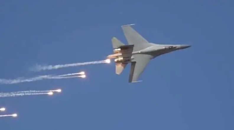 歼-16利落驱逐美军机,空中卫士的英勇壮举,歼-16英勇驱逐美军机,空中卫士展现壮志壮举