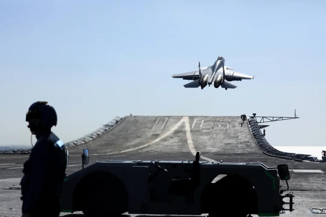 歼-15舰载机起降视频，揭示中国海军航空兵力量的壮丽瞬间，歼-15舰载机起降瞬间，中国海军航空兵力量的震撼展示