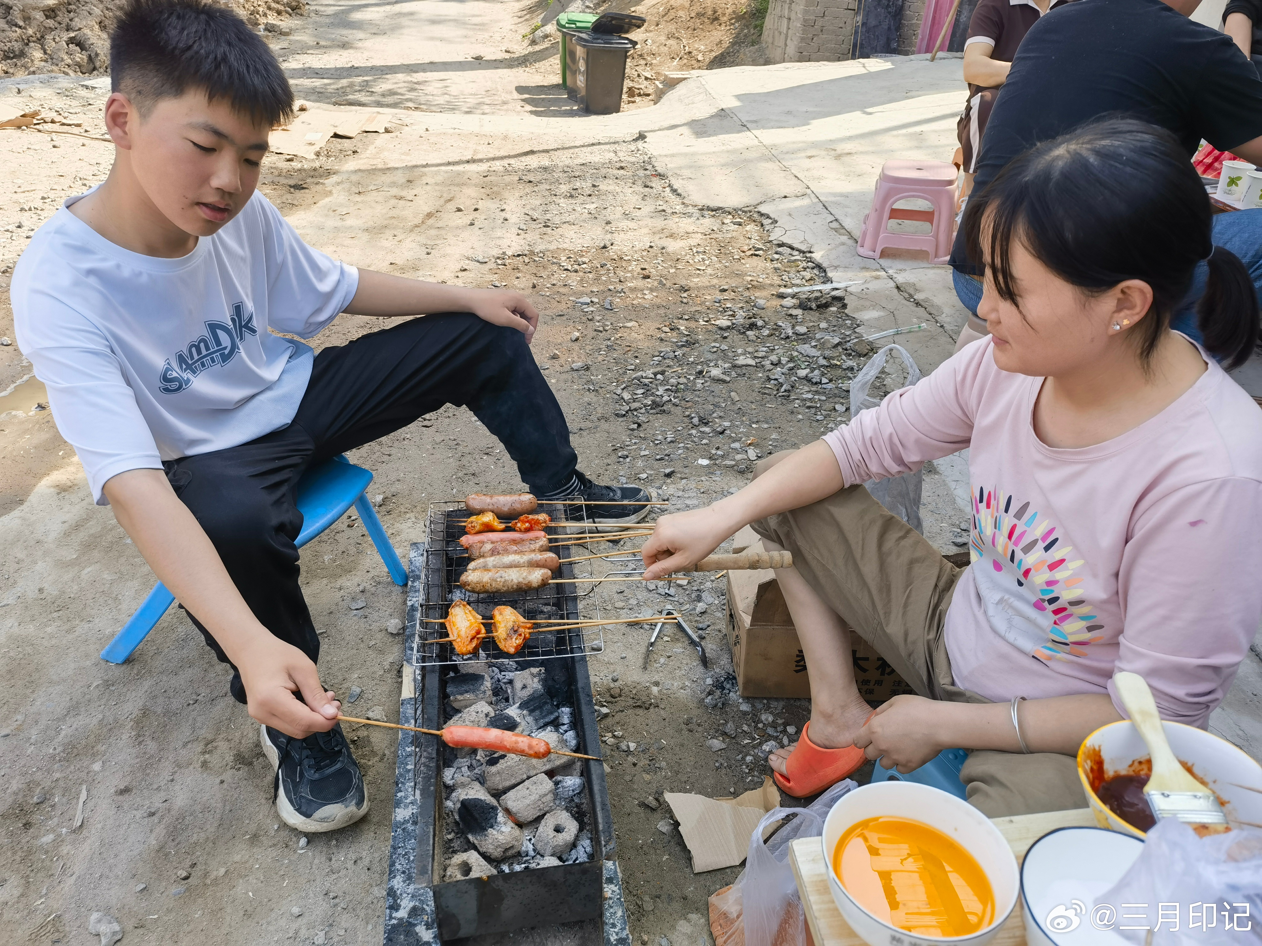 今天全家人一起烤串的美好时光，家庭烤串欢乐时光