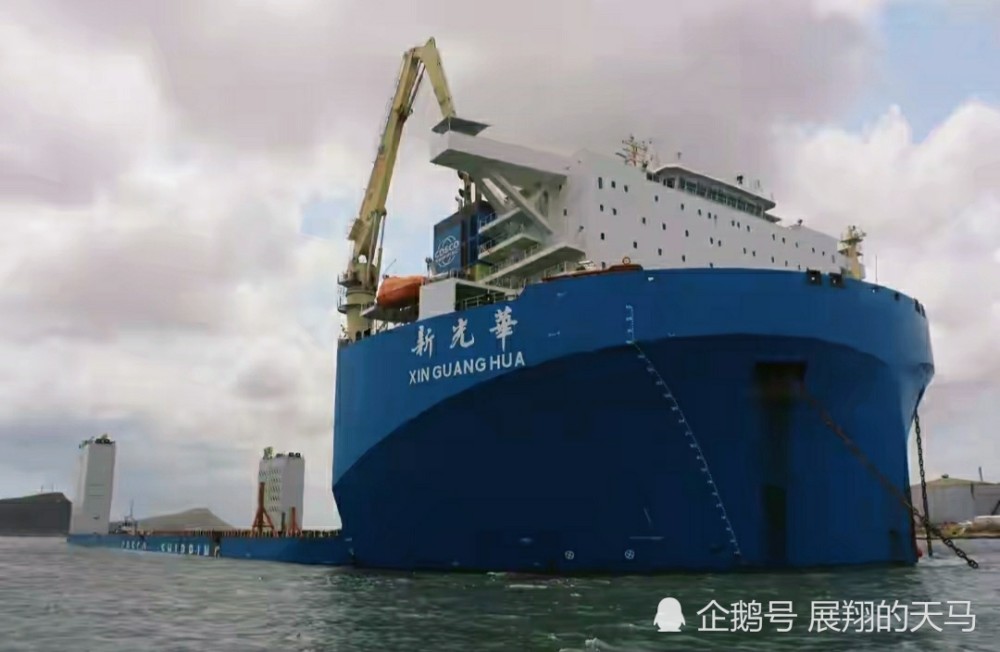 半潜船上运载的大型港口机械,特点与价值,半潜船上大型港口机械的特点与价值解析