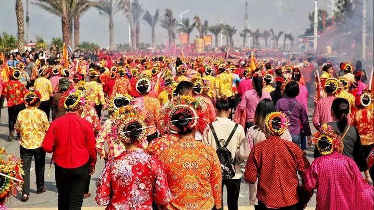 泉州簪花,传统工艺与现代风尚的交融,泉州簪花,传统工艺与现代风尚的华丽交融